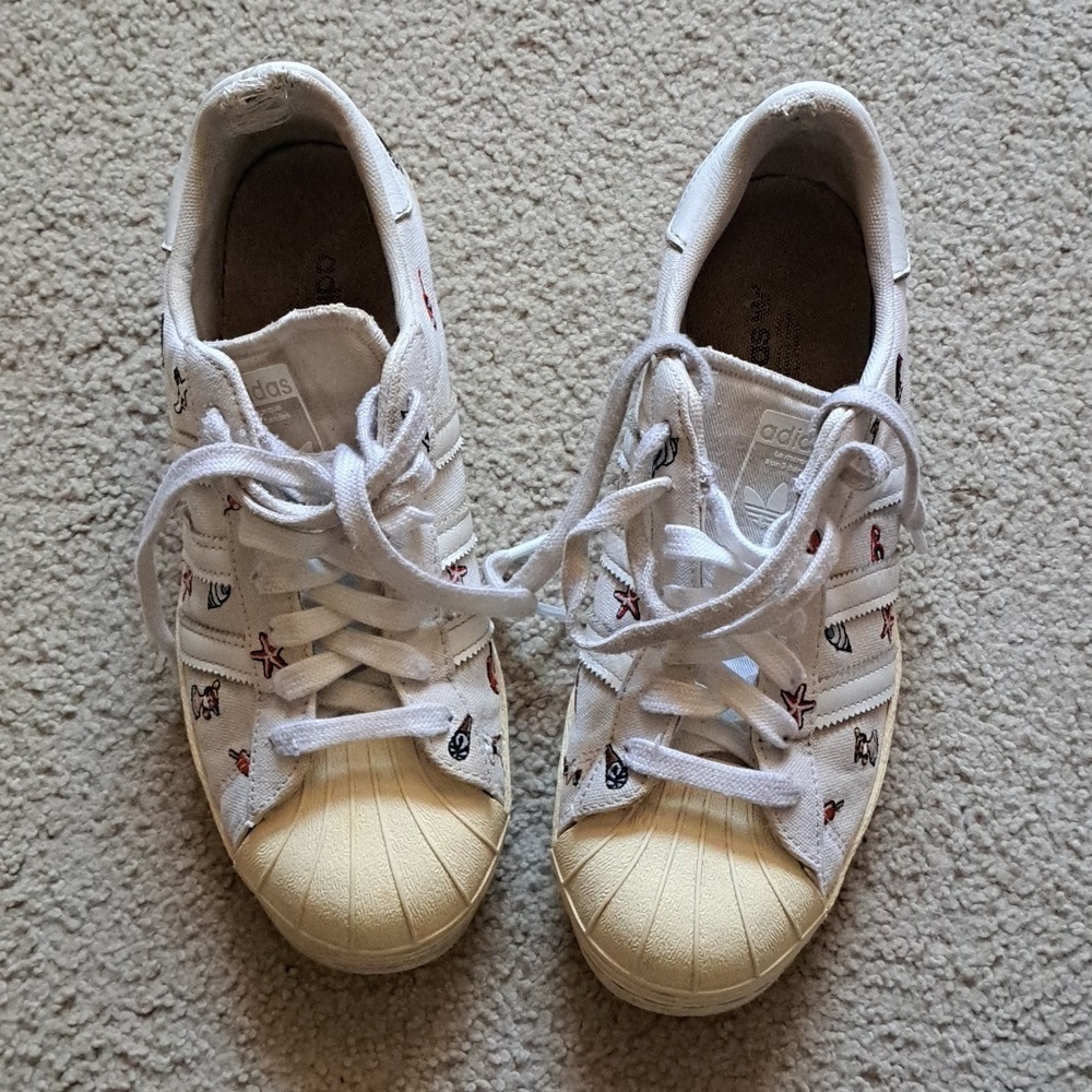 Adidas Womens White Beach Icons Sneakers with Beach Patterns